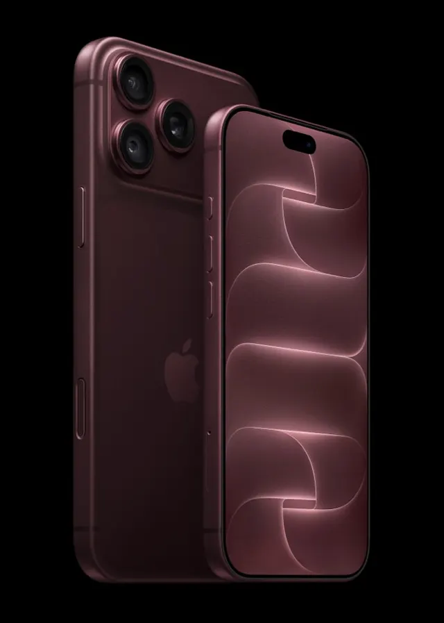 Dwa ujęcia iPhone’ów z rodziny 18 Pro w kolorze burgunda: tylna obudowa z aparatami i ekran.