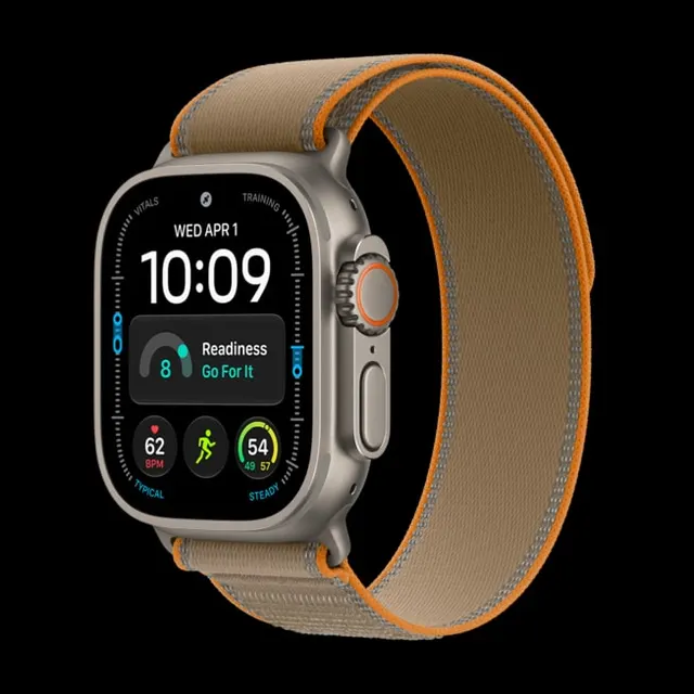 Apple Watch Ultra 4 z tytanową kopertą w kolorze naturalnym i opaską Trail w kolorze piasku.