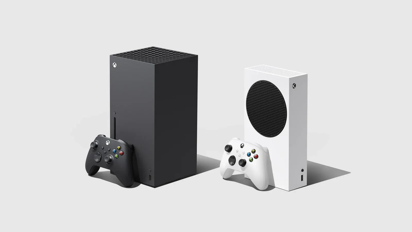 Czarna konsola Xbox Series X z czarnym kontrolerem po lewej oraz biała Xbox Series S z białym kontrolerem po prawej, na jasnym tle.